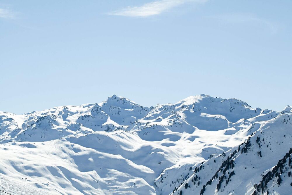 Schneebedeckte Berglandschaft unter klarem blauem Himmel